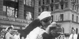 Kissing Sailor WW2 Nurse