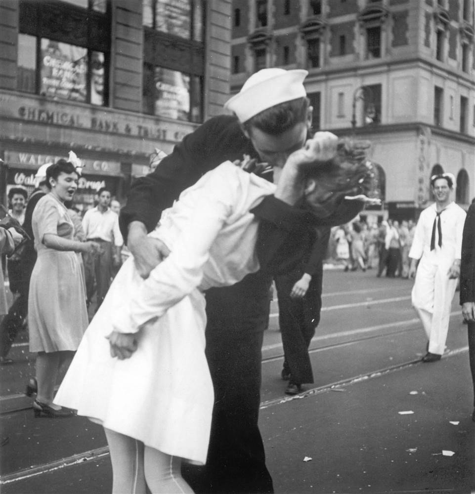 Kissing Sailor WW2 Nurse